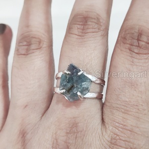 Anillo de Plata de Ley 925 para Mujer con Apatita Azul Natural en Bruto, Diseño de Banda Doble Martillada, Joyería de Piedra Natural, Ideal para Fiestas y Navidad - Product Image 2