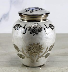 Elegante urna de cremación de aluminio pesado con acabado elegante ideal para hogares modernos y proveedores de servicios funerarios profesionales - Product Image 1