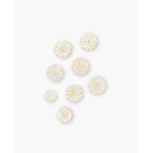 ลูกปัดเปลือกหอยมุกสีขาวลายดอกเบญจมาศ - Product Image 3