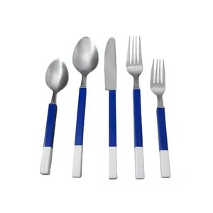 Ensemble de couverts en acier inoxydable avec manche en résine de forme bloc bleu et blanc, finition argentée polie, pour service de table - Product Image 1
