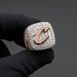 Anillo de pulsera de plata de ley 925 con letras personalizadas en forma cuadrada, con diamantes de moissanita VVS, estilo lujoso, para unisex. - Product Image 3