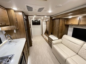 Vendedor Verificado, Tif-f-i-n Wayfarer 24FW Modelo 2018 Usado, con Alto Rendimiento, Disponible para la Venta - Product Image 3