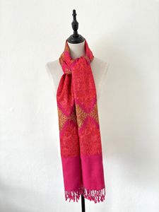 Tissu d'écharpe de broderie personnalisé avec service d'étiquetage blanc pour un approvisionnement en vrac haut de gamme à faible quantité minimale de commande et des solutions de marque personnalisées - Product Image 5