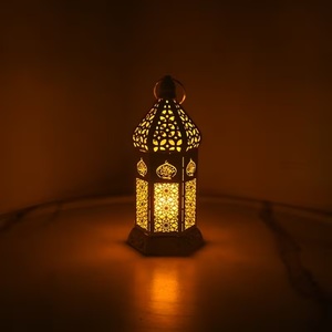 Farol de Vela de Metal Dorado con Diseño Árabe Calado, con un Cálido Brillo Ambiental, Decoración Festiva y Elegante para Mesa, Estante y Estilo Ramadán - Product Image 4