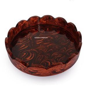 Plateau rond en résine à motif de tourbillon brun fabriqué à la main avec plat polyvalent décoratif à bord festonné pour la maison et la table - Product Image 2