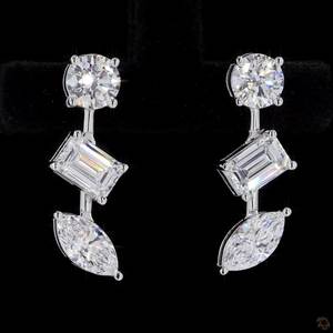 Magnifiques boucles d'oreilles pendantes à trois pierres de 3,26 carats pour femmes, émeraude de laboratoire cultivée, diamants ronds en marquise en or blanc 14 carats - Product Image 1