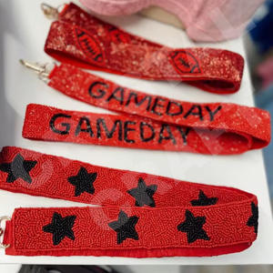 Correa de Bolso con Cuentas Rojas de Fútbol Americano, Correa de Bolso Personalizada Hecha a Mano para Días de Juego de Hermandades, Correas Anchas con Cuentas Desmontables, Bolsos Especiales - Product Image 1