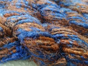 Fil de soie sari teint sur mesure fabriqué à partir de fibres de soie sari recyclées, idéal pour la revente de magasins de fils et de fibres - Product Image 4