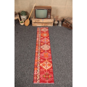 Petit tapis vintage 1,7 x 7,6 pieds, tapis turc, tapis géométrique rouge Herki - Product Image 1