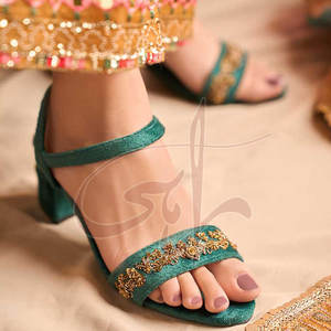 Sandalias de Tacón Antideslizantes Hechas a Mano en Pakistán, de Primera Calidad, con Suela de Cuero Genuino y Parte Superior de Terciopelo, Venta en Línea - Product Image 5