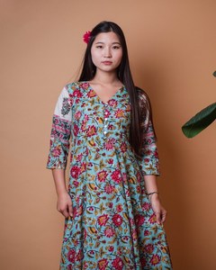 Vestido Bliss Floral Estampado a Mano, Vestido Boho de Algodón hasta la Pantorrilla, Azul y Rosa, Ropa Casual para Ocasiones - Product Image 1