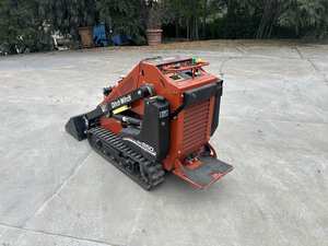Mini-chargeuse compacte d'occasion Ditch Witch SK650/SK1550 de 2007 avec moteur Kubota et pompe à engrenages haute performance pour un fonctionnement optimal - Product Image 6