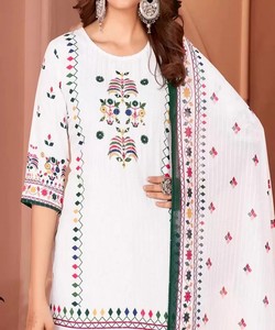 FESTIVAL WEAR ESTAMPADO MUSELINA CON TRABAJO Y SECUENCIA TRABAJO FONDO SUPERIOR CON DUPATTA COLOR VERDE BLANCO PRECIO AL POR MAYOR PRENDA ÉTNICA - Product Image 2