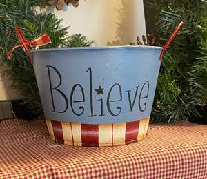 Cubo navideño de metal grande diseñado para decoración interior de granja rústica e ideas de almacenamiento de regalos de Navidad - Product Image 5