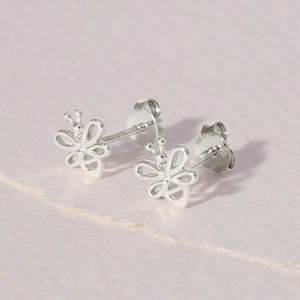 Pendientes de tuerca de abeja caprichosa en plata de ley 925 Diseño ligero inspirado en la naturaleza para el uso diario Ideal para orejas sensibles - Product Image 1