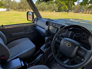 Toyota Land Cruiser 79 Série 2.8 DC 2025, conduite à droite, sièges en tissu - Occasion - Product Image 4