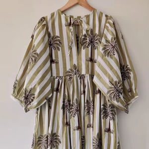 Vestido MIDI con estampado de bloques, mini vestido, palmera a rayas Vestido largo con estampado de bloques, cuello profundo con cuerda más cerca - Product Image 1