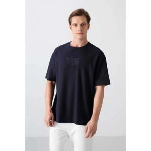 Tommylife เสื้อยืดคอกลมสำหรับผู้ชายพิมพ์ลายขนาดใหญ่88336สีกรมท่า-น้ำเงินเข้ม - Product Image 1