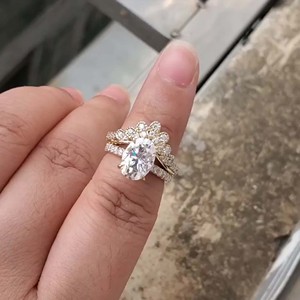 ชุดแหวนเพชรโมอีส3.00 CTW ทรงรีตัดครึ่งวงแต่งงานชั่วนิรันดร์พร้อมช่อและสายรัดสีเหลืองทอง - Product Image 4