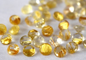 แร่ควอตซ์เจียระไนเป็นรูไทล์สีทองธรรมชาติสีทองขนาด6มม. - Product Image 6