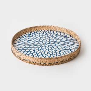 Ensemble de 2 plateaux décoratifs pour la maison en rotin avec forme ronde et design en nacre parfait pour servir des aliments et des desserts - Product Image 3