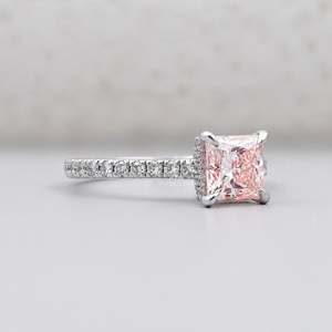 แหวนหมั้นเพชรสีชมพูตัดแบบเจ้าหญิงพร้อมสายรัดที่ได้รับการรับรองจาก IGI - Product Image 2
