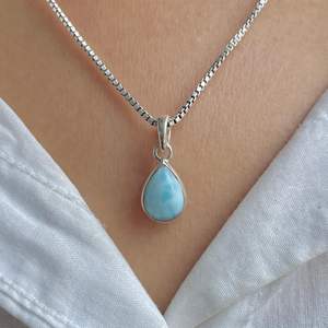 Elegante colgante de piedras preciosas Larimar, joyería de plata de ley 925, diseño de cabina de pera hecho a mano, regalo perfecto para ella - Product Image 4