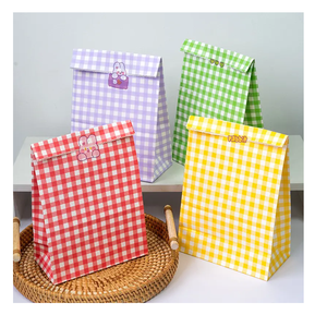 Bolsa de papel Kraft de tamaño personalizado con mango hasta la mano Impresión offset reciclada exenta de impuestos para embalaje ecológico - Product Image 4