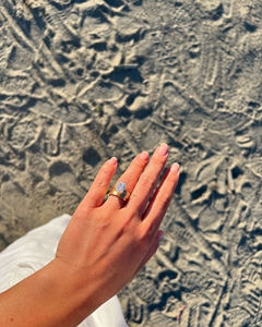 Bague en Moissanite faite à la main de 3.51 carats à coupe radiante en finition satinée avec réglage double quatre griffes et bande mince parfaite pour la proposition - Product Image 4