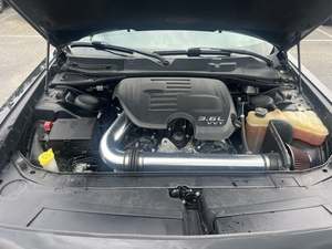 Dodge Challenger SXT usado con caja de cambios manual lista para entrega puerta a puerta interior oscuro 4L capacidad del motor - Product Image 2