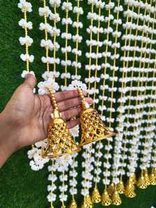 พวงมาลัยดอกมะลิประดิษฐ์แบบฟู พร้อมลูกปัดสีทองและกระดิ่ง สำหรับงานแต่งงานแบบอินเดียใต้ - Product Image 6