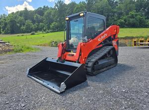 Cargadora Compacta KUBOTA SVL75-2 con Cabina EROPS, Calefacción y Aire Acondicionado, Pantalla Avanzada con Cámara, Sistema Hidráulico Auxiliar de Alto Flujo - Product Image 2