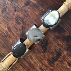 Joyería exclusiva Natural Flashy Labradorite Collet Ajuste Pulseras de banda abierta Brazaletes de acabado cepillado satinado de latón POR HF CRAFTS - Product Image 5