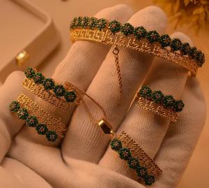 Ensemble de bijoux en or avec motif floral violet exquis, comprenant un bracelet en filigrane, une bague statement et un collier avec pendentif - Product Image 2