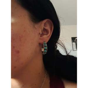 Pendientes de Aro de Plata de Ley y Turquesa Kingman, Hechos por los Navajo, Joyería Cultural Coleccionable para Agregar Estilo a tu Look - Product Image 2