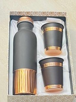 Set Botol Air Tembaga 100% Murni & Buatan Tangan 1 Botol Air Tembaga Dengan 2 Gelas Tembaga 1L Botol Anti Bocor Tanpa Sambungan Dari India