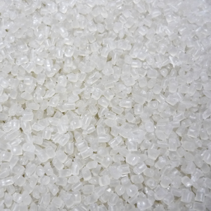 Nouveauté personnalisée, plastique PP recyclé, granulés noir/rouge/bleu/naturel, granulés de polypropylène commercial de qualité pour injection - Product Image 1