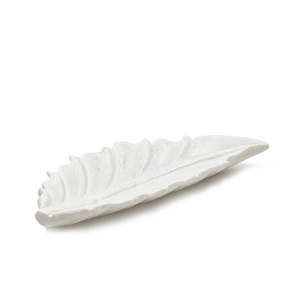 Plateau à bibelots en feuilles de marbre blanc au design moderne de la meilleure qualité, parfait pour le fromage, la charcuterie et les desserts disponibles à la vente - Product Image 4