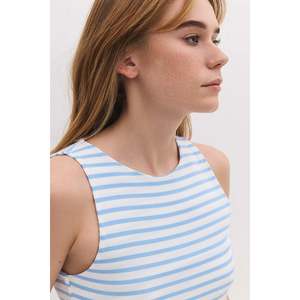 T-shirt décontracté vintage à rayures avec bretelles, style mode respirant, tissu tissé, taille XL, logo frontal, longueur courte, teint uni - Product Image 5