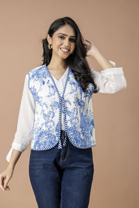 Chaqueta acolchada con cuello en V y Parte delantera abierta Reversible con estampado floral de bloque de algodón indio transpirable ecológica hecha a mano - Product Image 3