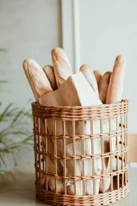 Panier en rotin classique avec poignées solides pour transporter des produits d'épicerie, des articles ménagers essentiels et plus encore avec un design intemporel - Product Image 4