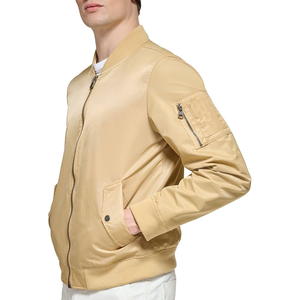 La veste présente un design intemporel Veste Softshell Hiking Outdoor Jacket 2024 New Design OEM Lightweight Men - Product Image 6