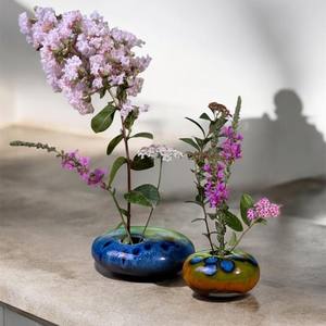 แจกันเซรามิกสีสันสวยงาม ต้องใช้เวลาและฝีมืออย่างประณีตในการสร้างสรรค์ จึงทำให้เป็นของมีค่าที่ควรรักษาไว้ - Product Image 3