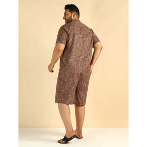 Ensemble coordonné Amanush pour homme en coton texturé marron, grande taille, kurta à manches courtes et col mandarin avec short, tenue décontractée 2 pièces - Product Image 4