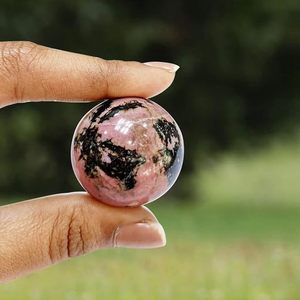 Bola de cuarzo de cristal de Rodonita-Equilibrio de chakra y crecimiento espiritual - Product Image 4