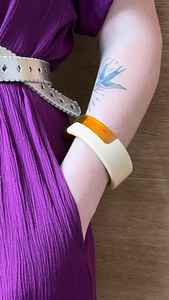 Brazaletes de resina facetados personalizados modernos etéreos de MS Handicraft - Product Image 2