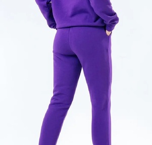 Ensemble de vêtements de détente pour femmes OEM ODM, couleur violette, avec des accents floraux violets, tricot doux, ensemble de nuit en deux pièces pour un confort quotidien - Product Image 5