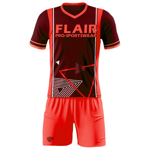Kits de football rétro conçus sur mesure Uniformes de maillot de football pour enfants de haute qualité pour hommes - Product Image 2