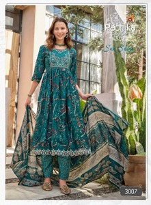 Exportación por nueva tela de muselina India exclusiva Long Nayra Cut Gawn con pantalón y Dupatta Set Diseñador elegante Mujeres Nayra Cut Suits - Product Image 3