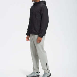 Veste coupe-vent au look minimaliste, construction légère avec fermeture éclair et capuche pour tenues décontractées et mouvements en plein air - Product Image 3